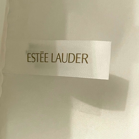 ❤️🔥HOST PICK 🔥🌸Brand New Estée Lauder cosmetic Bag in white patent/glossy - Picture 6 of 9